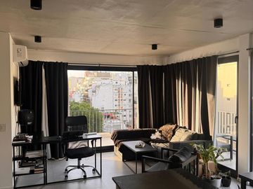Lindísimo departamento menos de 2 años de antigúedad con gran balcón terraza en esquina con parrilla propia.Departamento en
