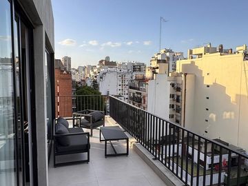 Lindísimo departamento menos de 2 años de antigúedad con gran balcón terraza en esquina con parrilla propia.Departamento en