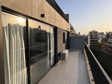 Lindísimo departamento menos de 2 años de antigúedad con gran balcón terraza en esquina con parrilla propia.Departamento en