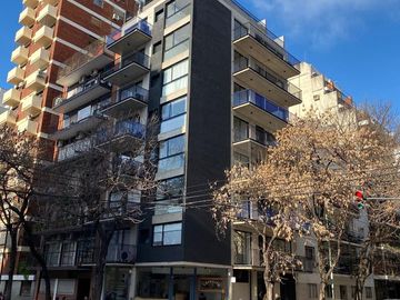 Lindísimo departamento menos de 2 años de antigúedad con gran balcón terraza en esquina con parrilla propia.Departamento en