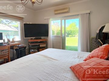 Casa en venta de cuatro dormitorios estilo Clásico  Abril Cl