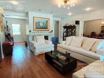 Casa en venta de cuatro dormitorios estilo Clásico  Abril Cl