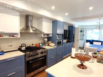 Casa en venta de cuatro dormitorios estilo Clásico  Abril Cl