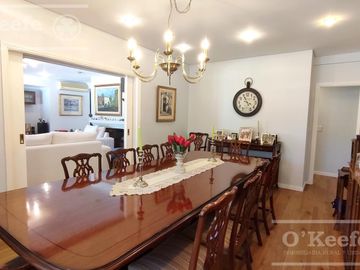 Casa en venta de cuatro dormitorios estilo Clásico  Abril Cl