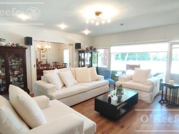 Casa en venta de cuatro dormitorios estilo Clásico  Abril Cl