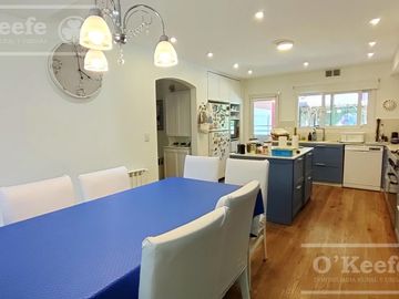 Casa en venta de cuatro dormitorios estilo Clásico  Abril Cl