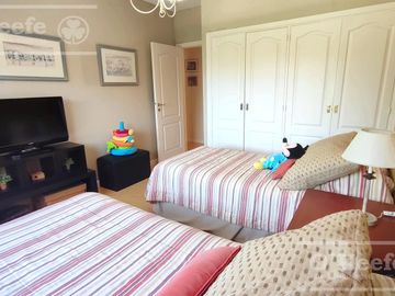 Casa en venta de cuatro dormitorios estilo Clásico  Abril Cl