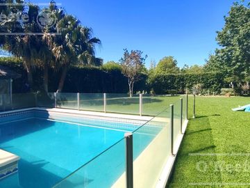 Casa en venta de cuatro dormitorios estilo Clásico  Abril Cl