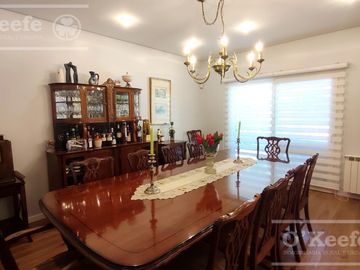 Casa en venta de cuatro dormitorios estilo Clásico  Abril Cl