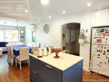 Casa en venta de cuatro dormitorios estilo Clásico  Abril Cl