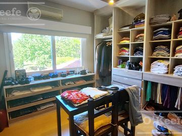 Casa en venta de cuatro dormitorios estilo Clásico  Abril Cl