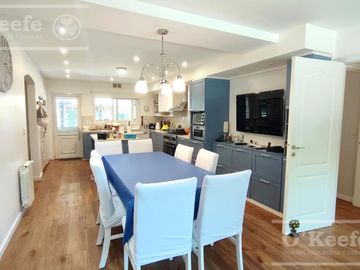 Casa en venta de cuatro dormitorios estilo Clásico  Abril Cl
