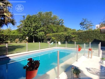Casa en venta de cuatro dormitorios estilo Clásico  Abril Cl