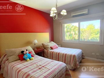Casa en venta de cuatro dormitorios estilo Clásico  Abril Cl