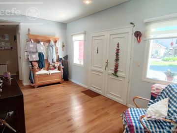 Casa en venta de cuatro dormitorios estilo Clásico  Abril Cl