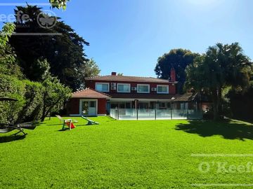 Casa en venta de cuatro dormitorios estilo Clásico  Abril Cl