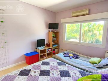 Casa en venta de cuatro dormitorios estilo Clásico  Abril Cl