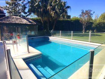Casa en venta de cuatro dormitorios estilo Clásico  Abril Cl