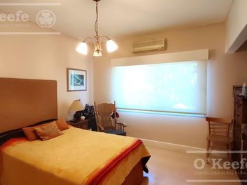 Casa en venta de cuatro dormitorios estilo Clásico  Abril Cl