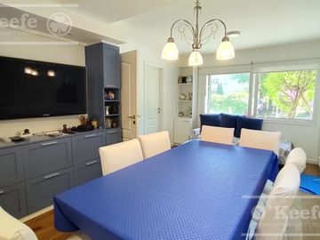 Casa en venta de cuatro dormitorios estilo Clásico  Abril Cl