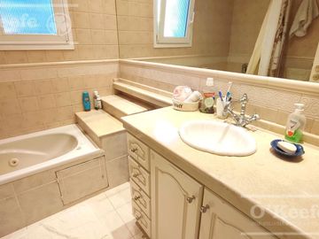 Casa en venta de cuatro dormitorios estilo Clásico  Abril Cl