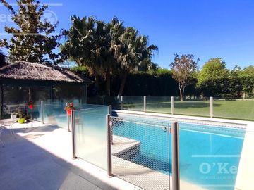 Casa en venta de cuatro dormitorios estilo Clásico  Abril Cl