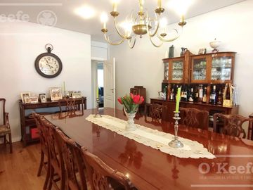 Casa en venta de cuatro dormitorios estilo Clásico  Abril Cl