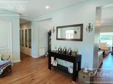 Casa en venta de cuatro dormitorios estilo Clásico  Abril Cl