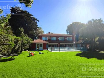 Casa en venta de cuatro dormitorios estilo Clásico  Abril Cl