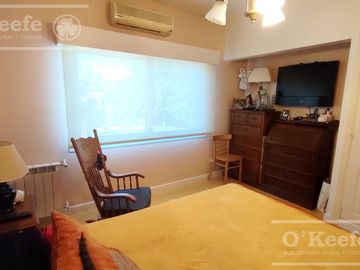 Casa en venta de cuatro dormitorios estilo Clásico  Abril Cl