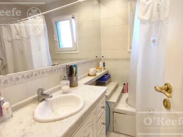 Casa en venta de cuatro dormitorios estilo Clásico  Abril Cl