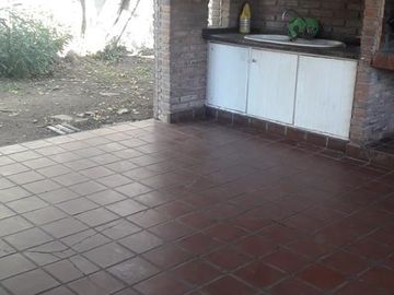 VENTA - Casa sobre calle comercial- Lote 585m2  - Tortugas Norte - Pilar