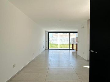 Casa en  venta La Calandria 3 dormitorios 3 baños con patrio frente espacio verde