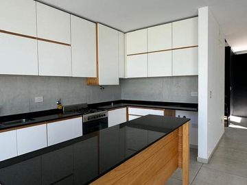 Casa en  venta La Calandria 3 dormitorios 3 baños con patrio frente espacio verde