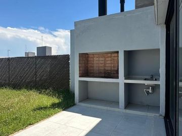 Casa en  venta La Calandria 3 dormitorios 3 baños con patrio frente espacio verde