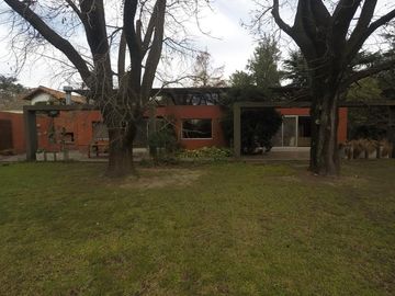 Venta casa en el cortijo. Excelente lote y unica por diseño y calidad constructiva. 3 habitaciones baño en suite vestidor. Parque Parrilla