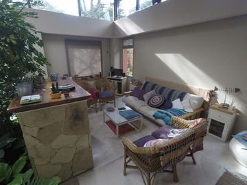 Venta casa en el cortijo. Excelente lote y unica por diseño y calidad constructiva. 3 habitaciones baño en suite vestidor. Parque Parrilla