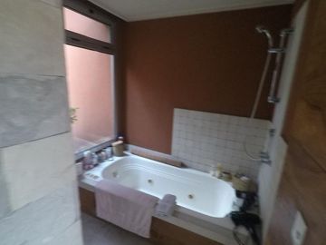 Venta casa en el cortijo. Excelente lote y unica por diseño y calidad constructiva. 3 habitaciones baño en suite vestidor. Parque Parrilla
