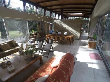 Venta casa en el cortijo. Excelente lote y unica por diseño y calidad constructiva. 3 habitaciones baño en suite vestidor. Parque Parrilla