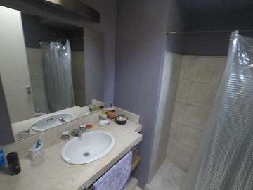 Venta casa en el cortijo. Excelente lote y unica por diseño y calidad constructiva. 3 habitaciones baño en suite vestidor. Parque Parrilla