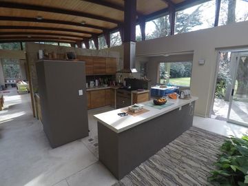 Venta casa en el cortijo. Excelente lote y unica por diseño y calidad constructiva. 3 habitaciones baño en suite vestidor. Parque Parrilla