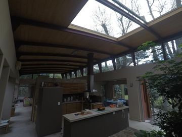 Venta casa en el cortijo. Excelente lote y unica por diseño y calidad constructiva. 3 habitaciones baño en suite vestidor. Parque Parrilla