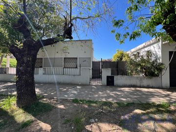 Venta de Casa tres ambientes en Muñiz