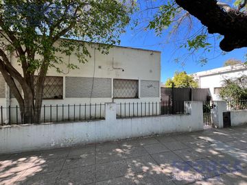 Venta de Casa tres ambientes en Muñiz