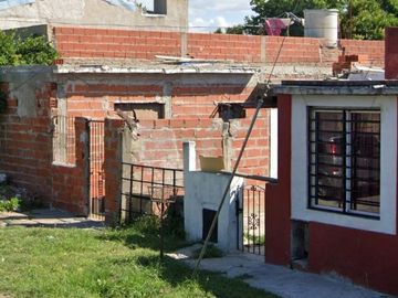 Casa en venta - 2 Dormitorios 1 Baño - 100Mts2 - Berazategui
