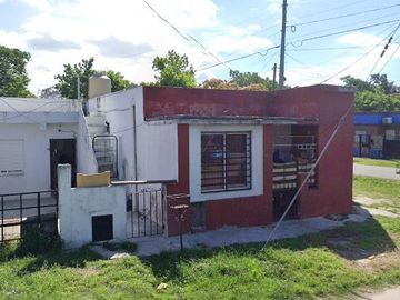 Casa en venta - 2 Dormitorios 1 Baño - 100Mts2 - Berazategui