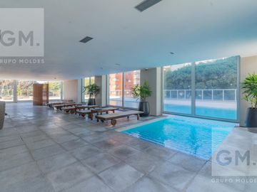 ALQUILER  2 AMBIENTES  LUMINOSO, FULL AMENITIES,  AMOBLADO CON COCHERA - PISO ALTO
