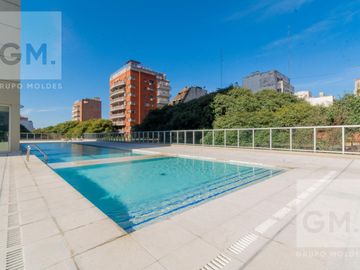 ALQUILER  2 AMBIENTES  LUMINOSO, FULL AMENITIES,  AMOBLADO CON COCHERA - PISO ALTO