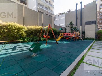ALQUILER  2 AMBIENTES  LUMINOSO, FULL AMENITIES,  AMOBLADO CON COCHERA - PISO ALTO