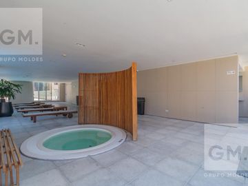 ALQUILER  2 AMBIENTES  LUMINOSO, FULL AMENITIES,  AMOBLADO CON COCHERA - PISO ALTO